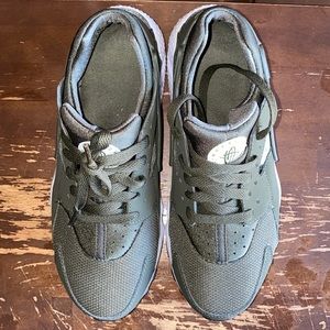 Size 7Y Nike Huarache Run